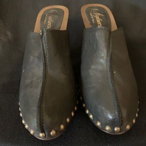 High heeled clogs